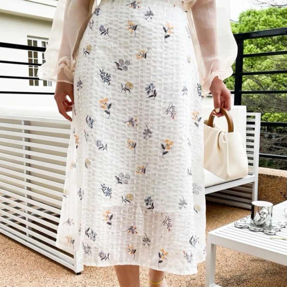 Skirt flowers